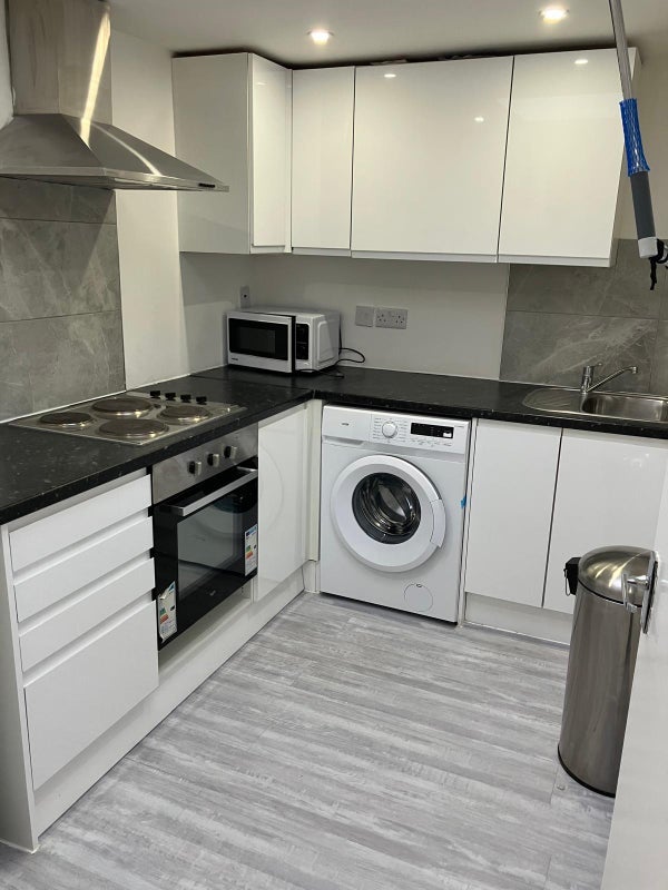 Room Goldhawk Road in Greater London