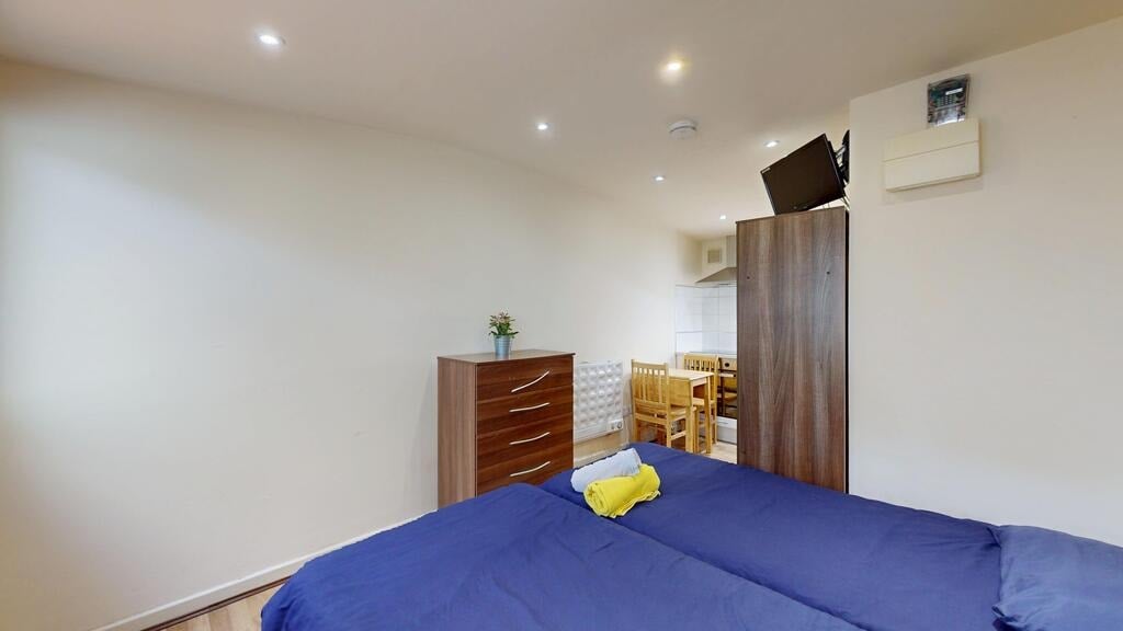 Flat Chatsworth Road in Greater London