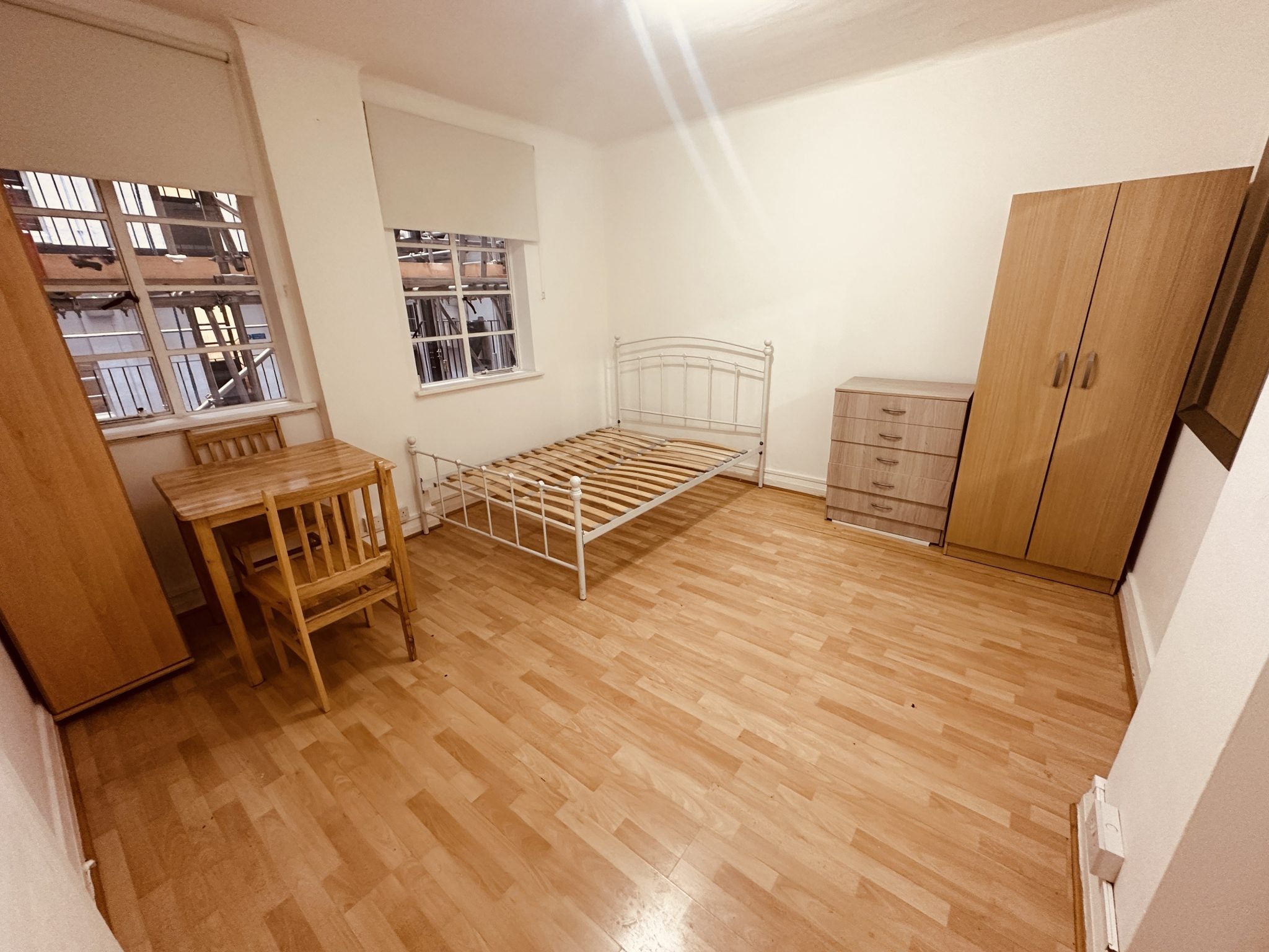 Flat Hatherley Grove in City of Westminster
