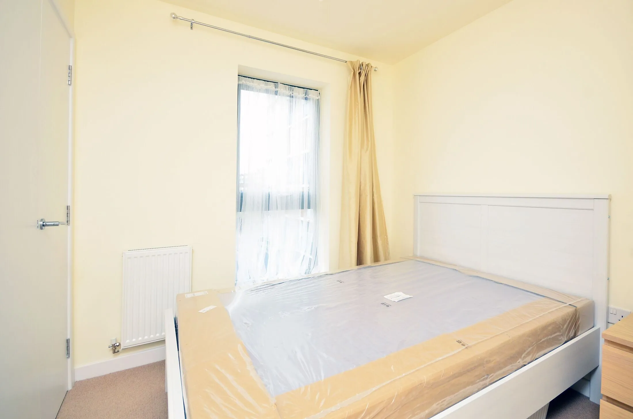 Flat Burdett Road in Greater London