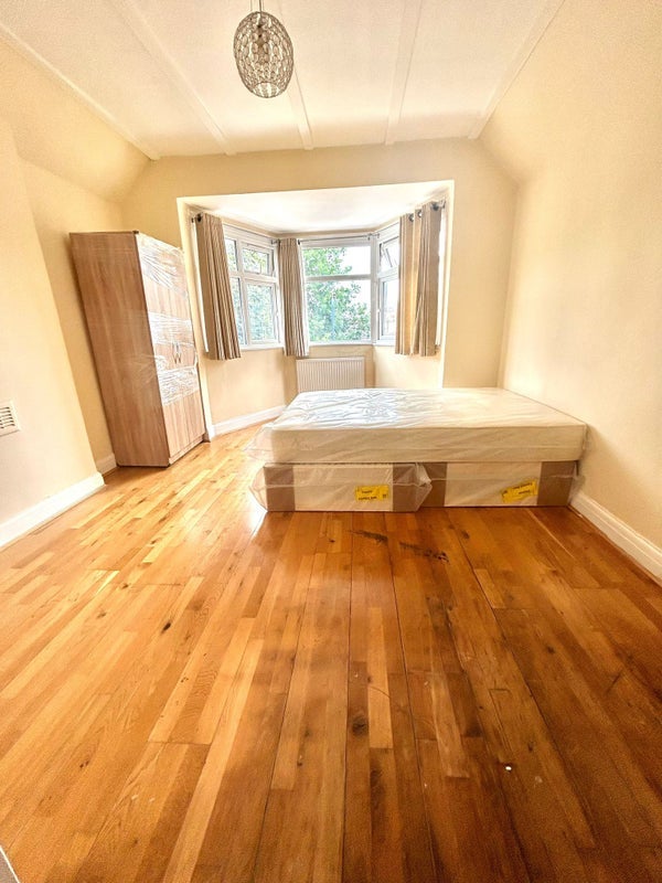 Room Oakington Manor Drive in Greater London