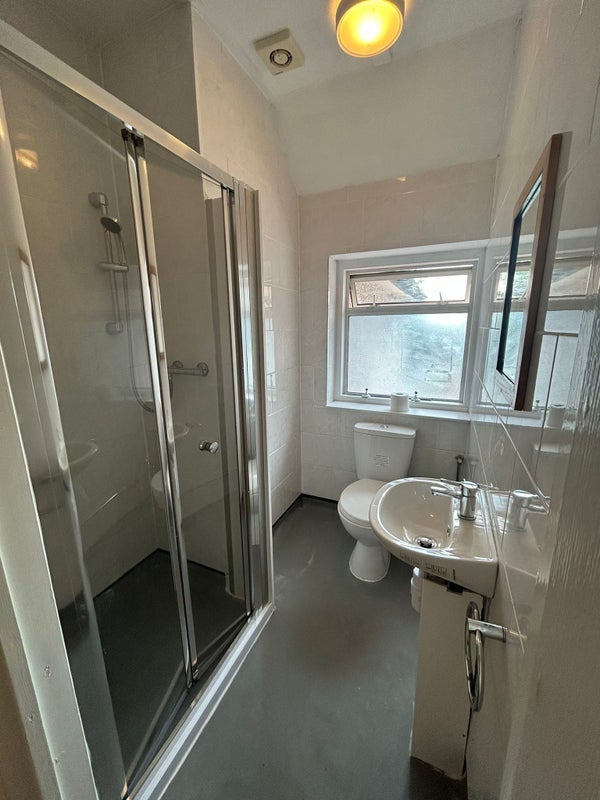 Room Oakington Manor Drive in Greater London