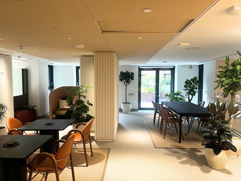Flat Date Street in Greater London
