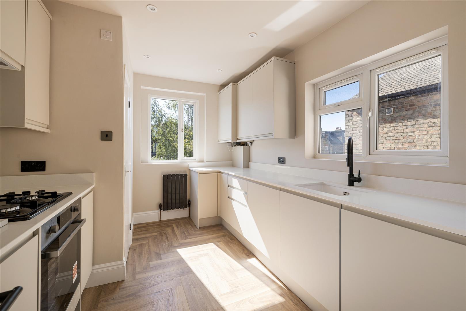 Flat Lansdowne Road in Greater London
