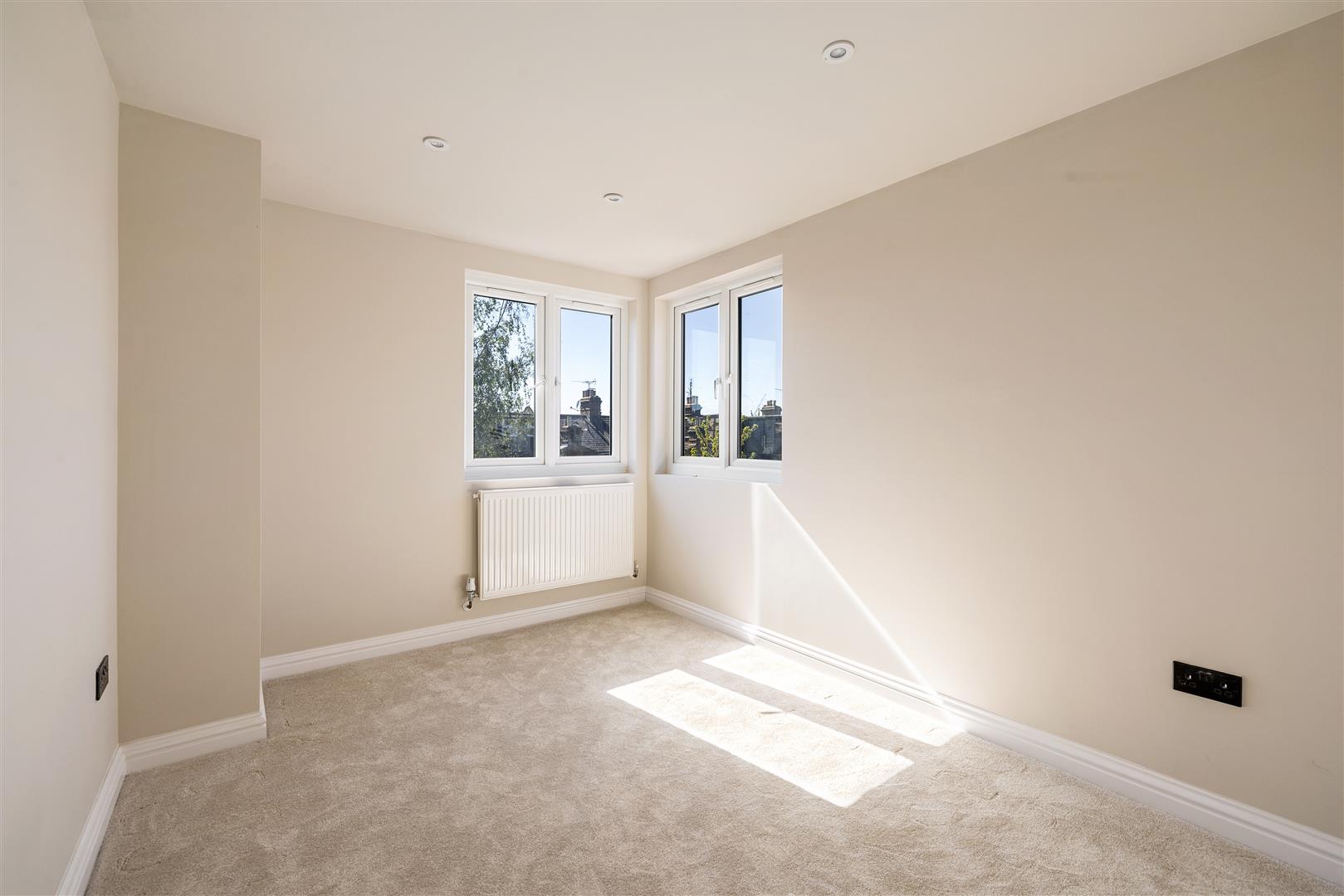Flat Lansdowne Road in Greater London