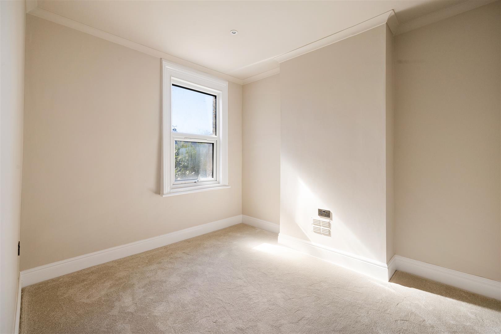 Flat Lansdowne Road in Greater London