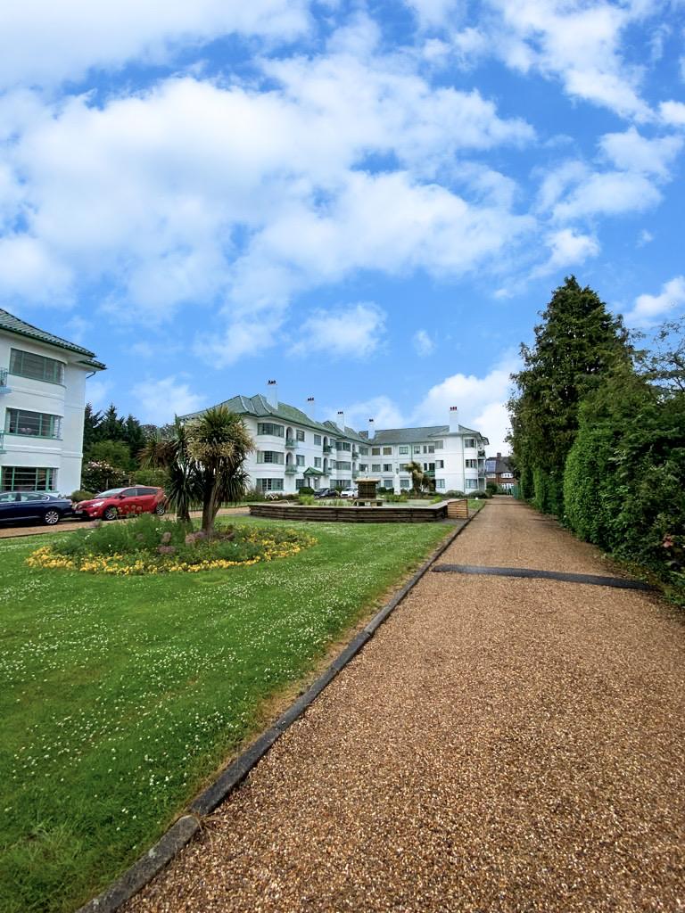 Flat Pinner Road in Greater London
