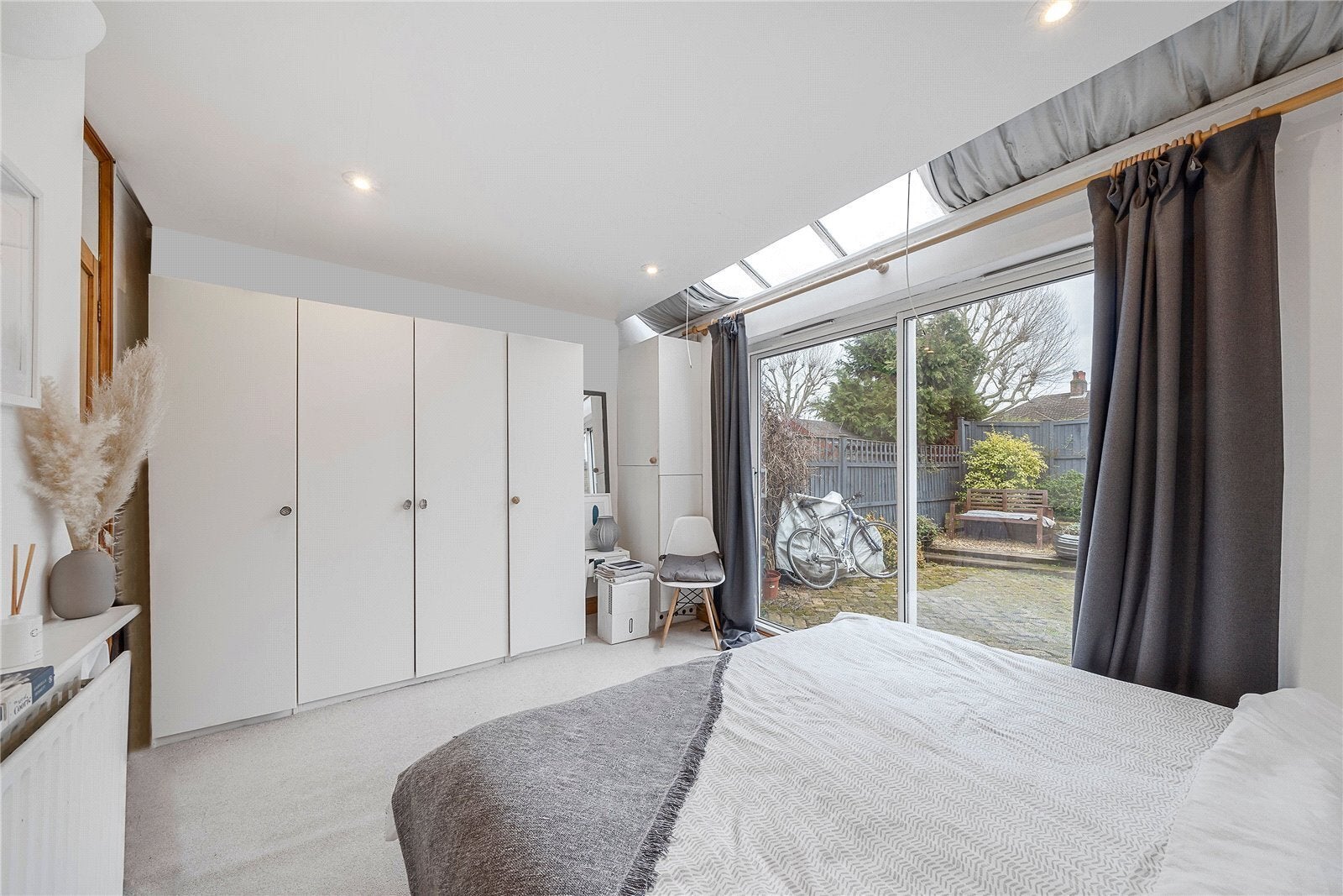 Flat Sandycombe Road in Greater London
