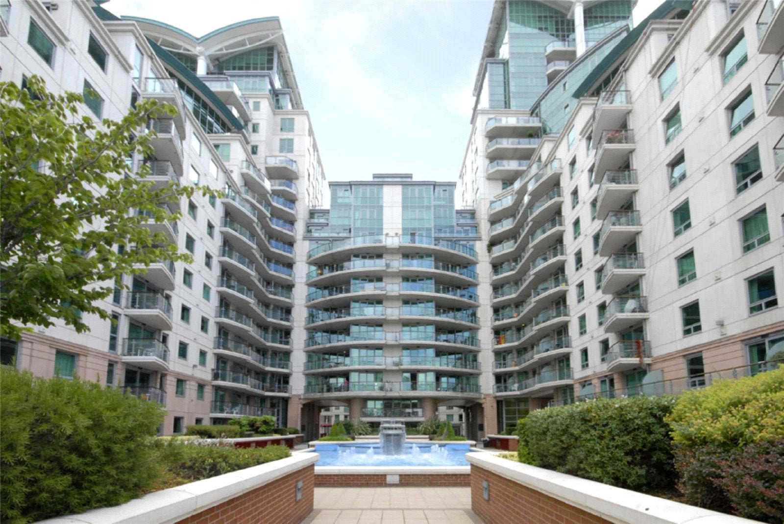 Flat Nine Elms Lane in Greater London