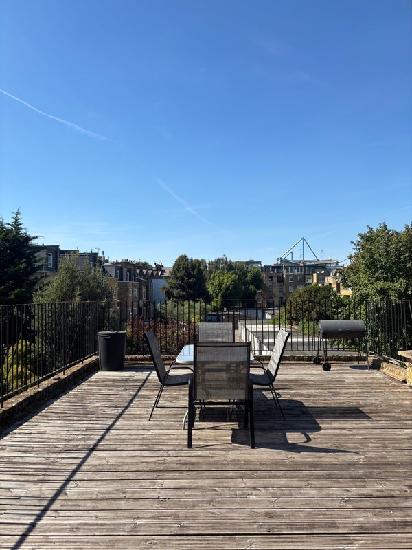 Room King's Road in Greater London
