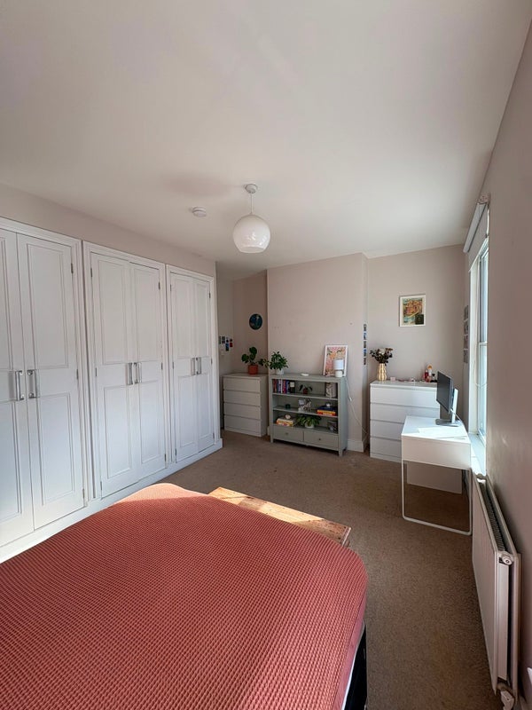 Room King's Road in Greater London