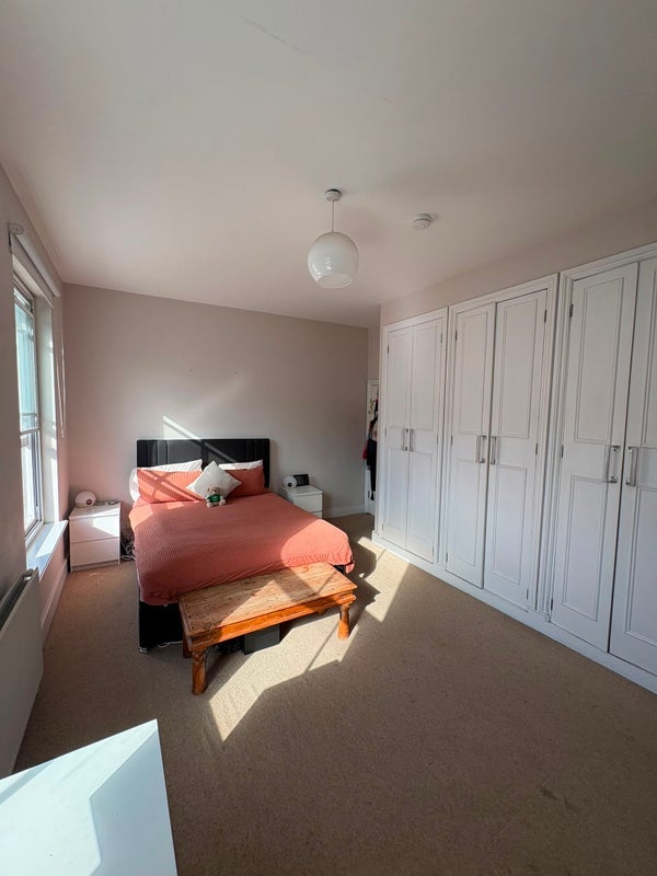 Room King's Road in Greater London