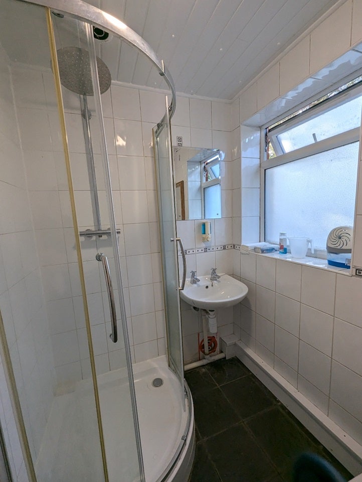 Room London Road in Surrey Heath