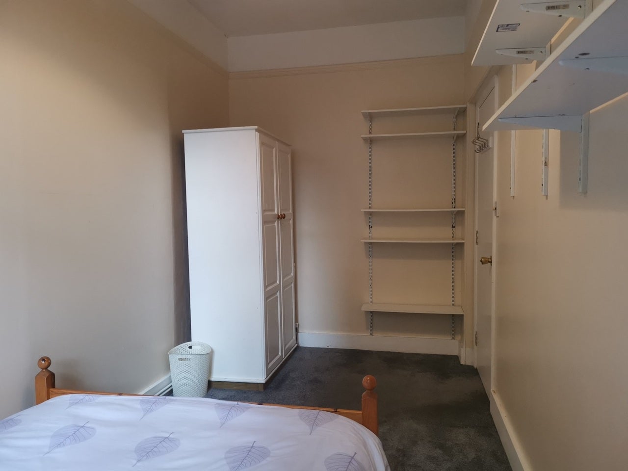 Room London Road in Surrey Heath