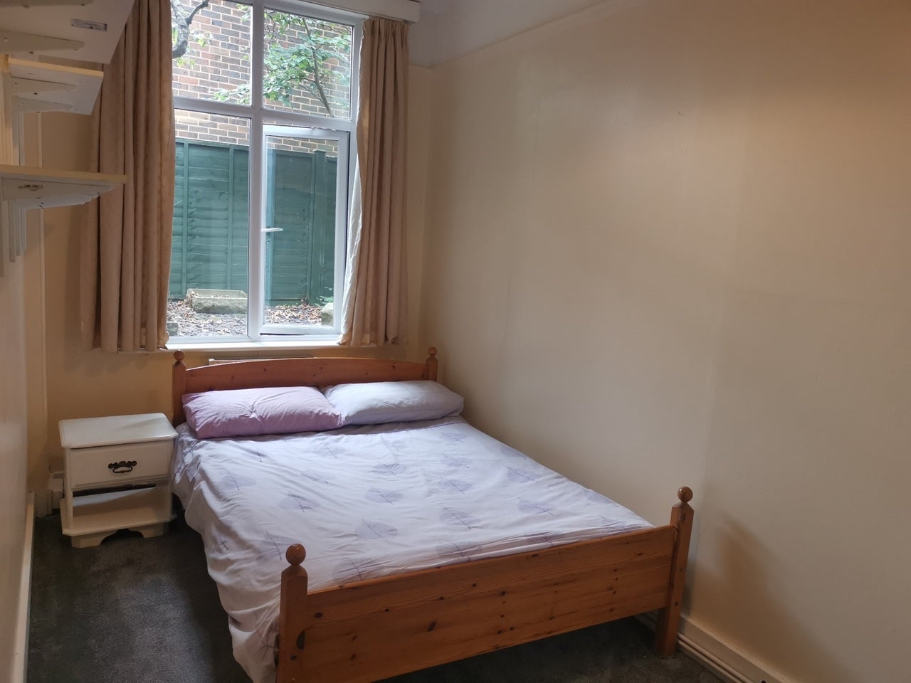 Room London Road in Surrey Heath