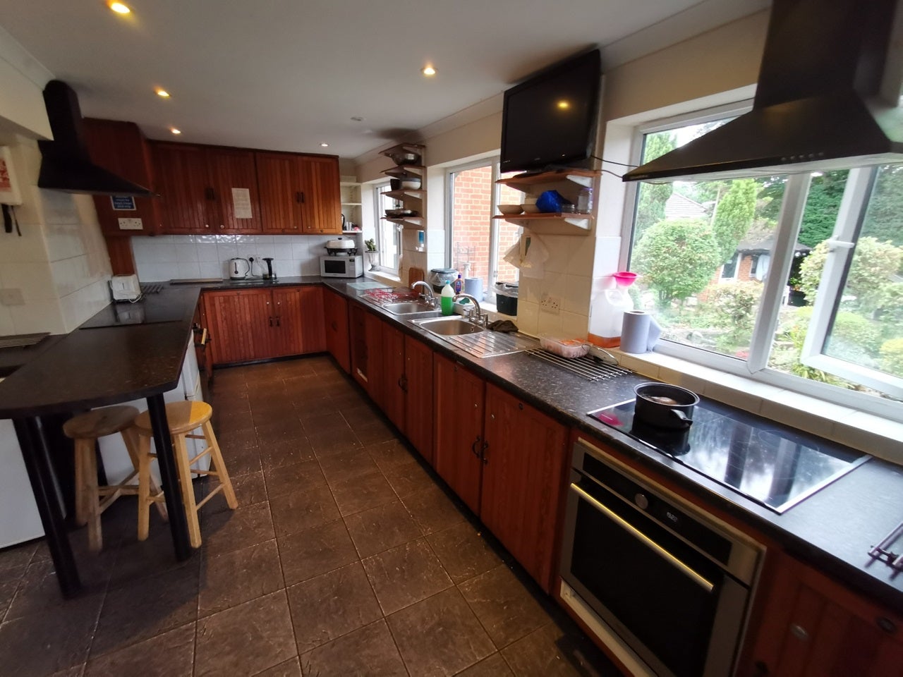 Room London Road in Surrey Heath