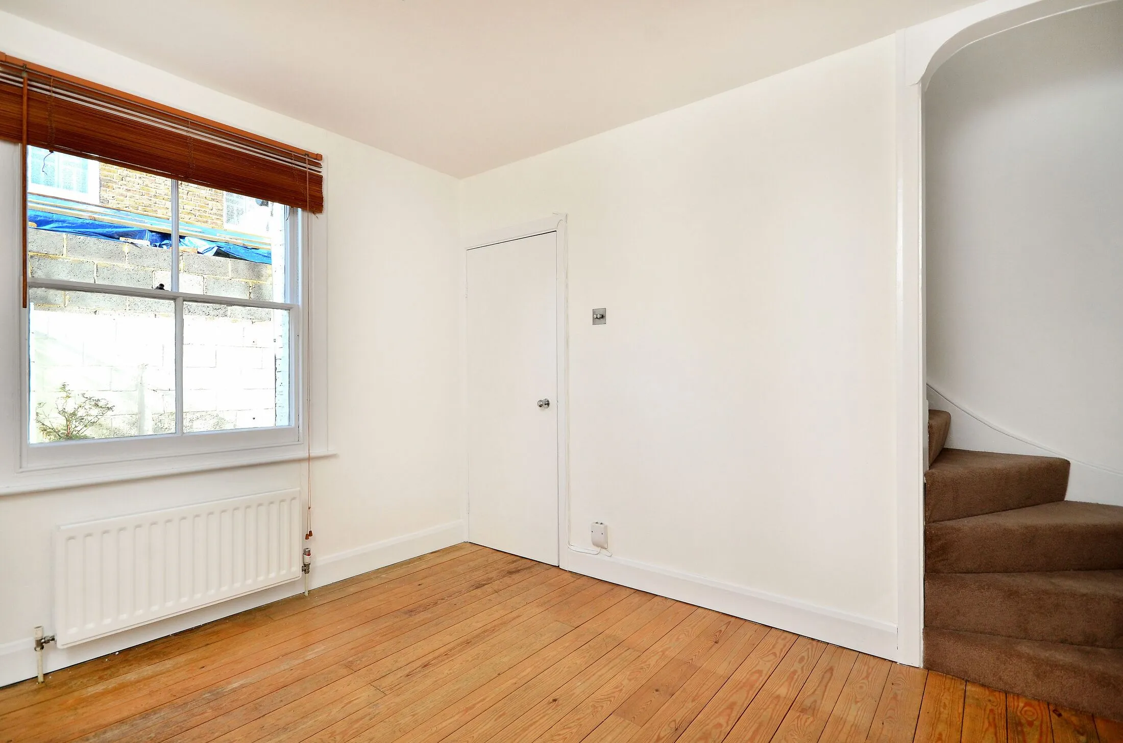 Flat Leythe Road in Greater London