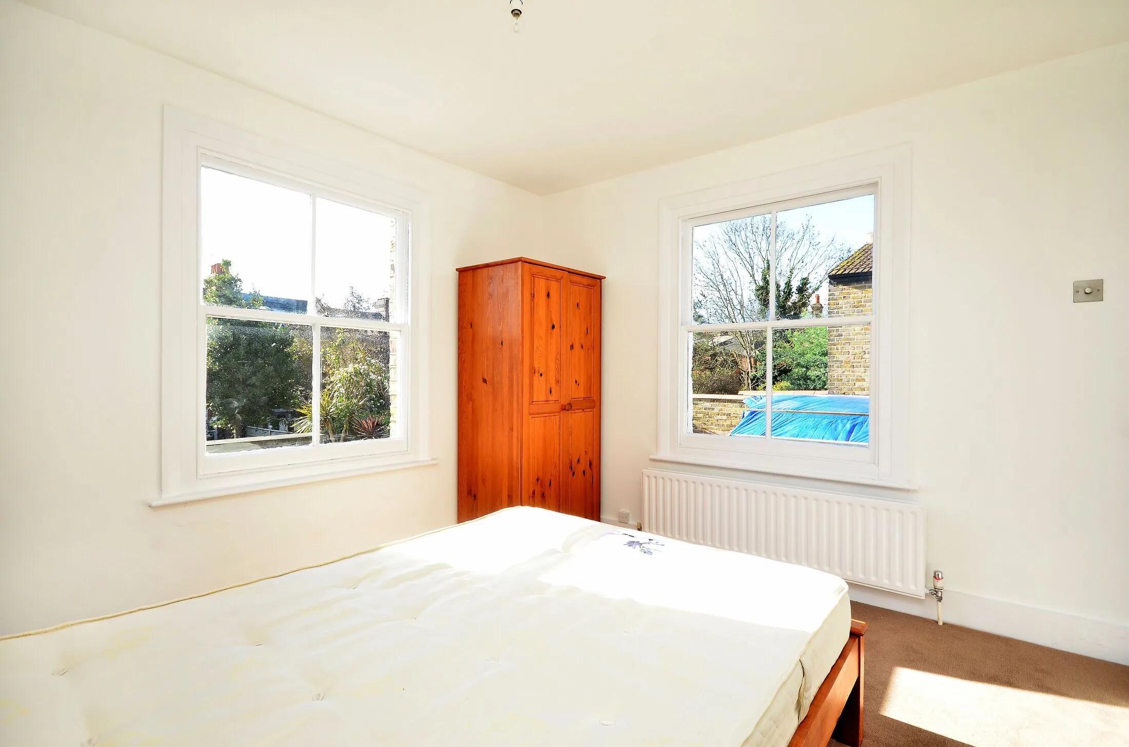 Flat Leythe Road in Greater London