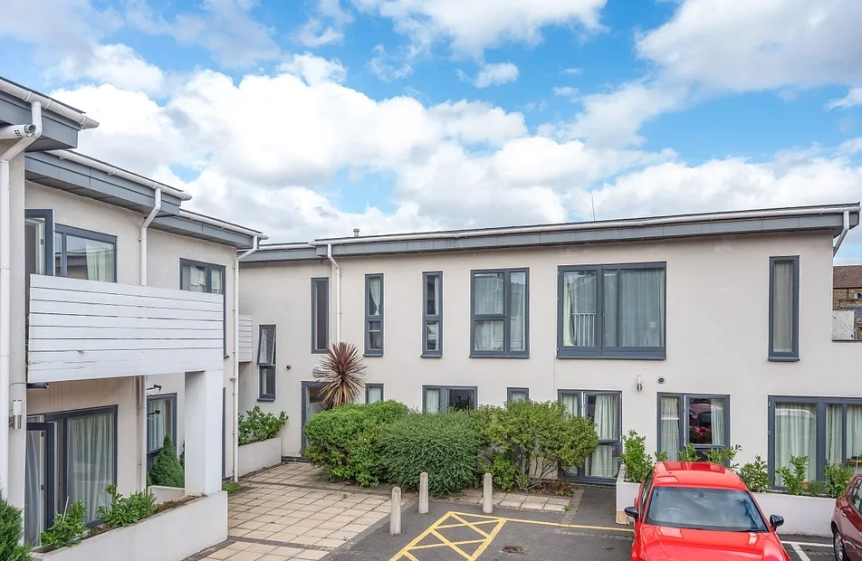 Flat Friary Road in Greater London
