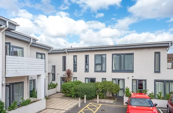 Flat Friary Road in Greater London