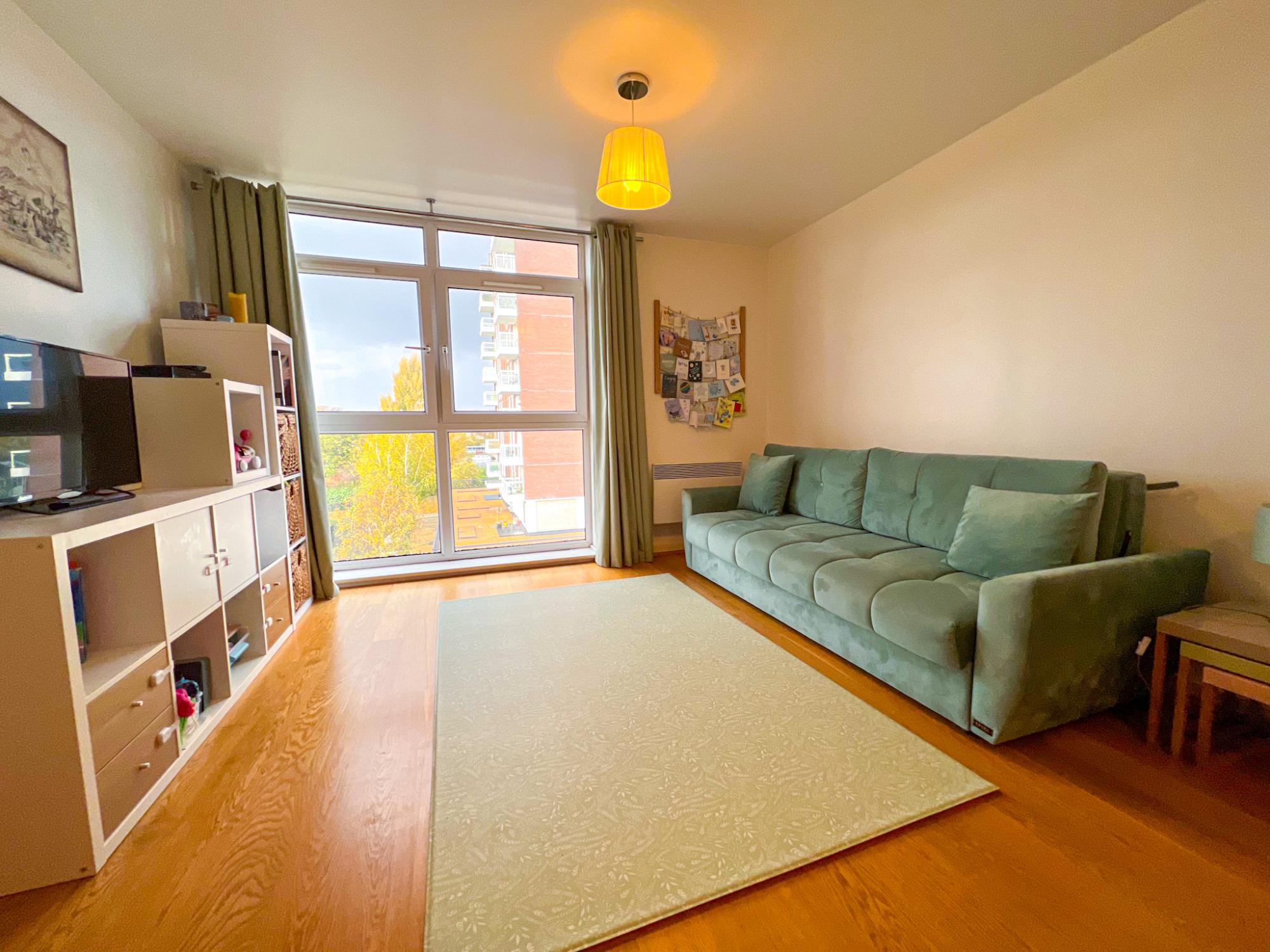 Flat Victoria Avenue in London