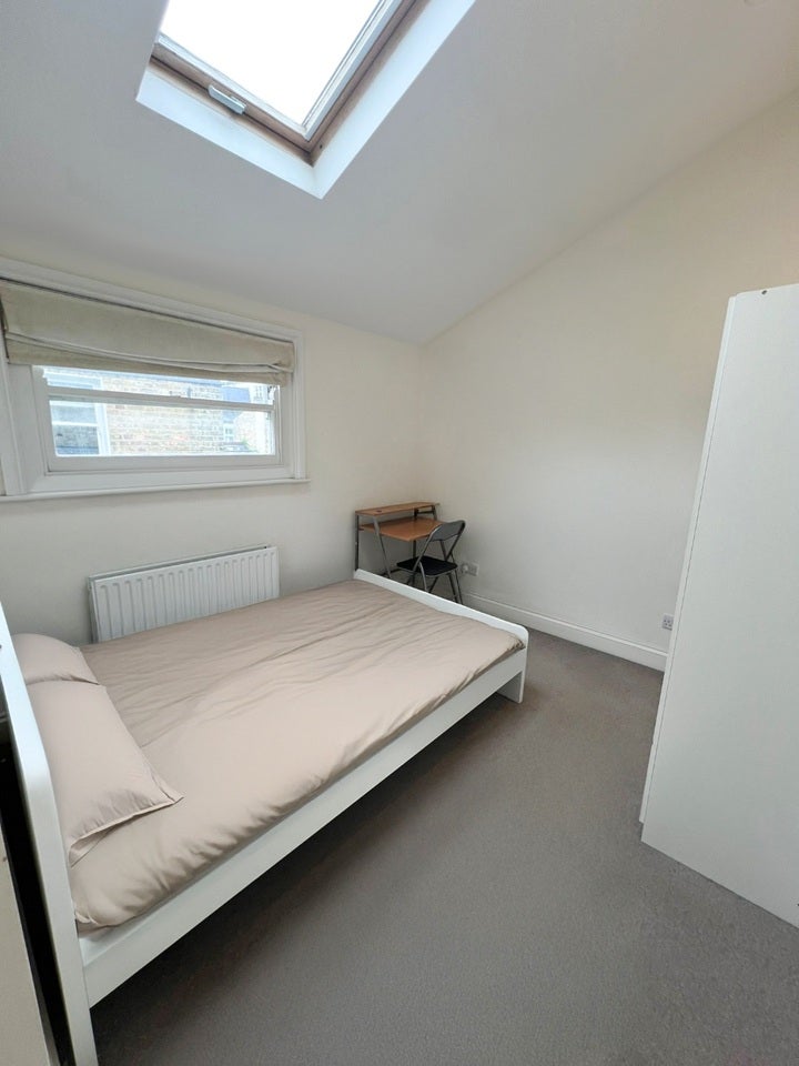 Room Brookville Road in Greater London