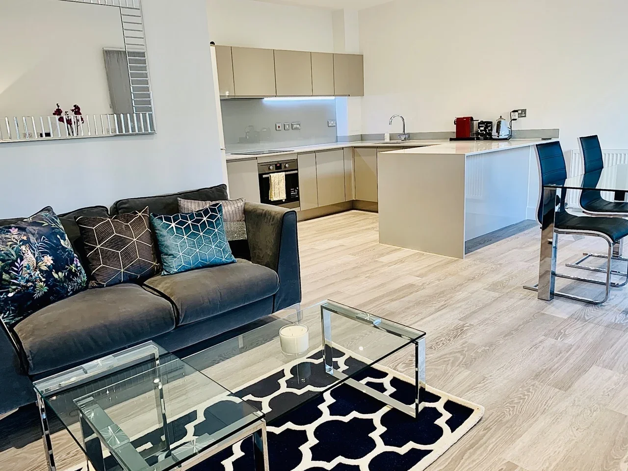 Flat Hartfield Road in Greater London