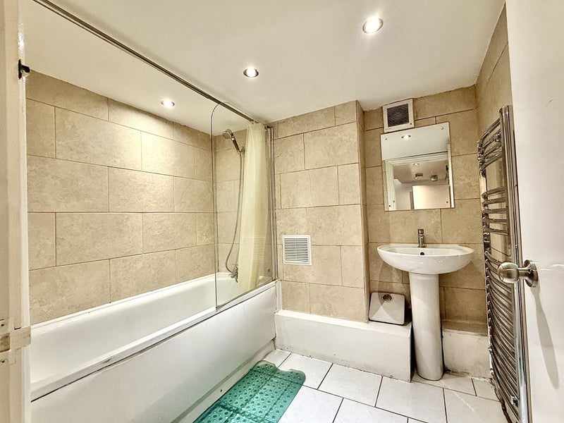 Room Lothair Road South in Greater London