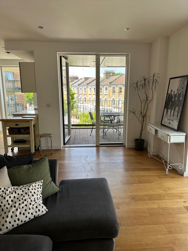 Flat Brownswood Road in Greater London