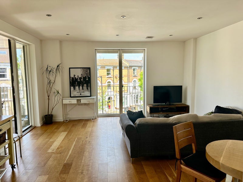 Flat Brownswood Road in Greater London