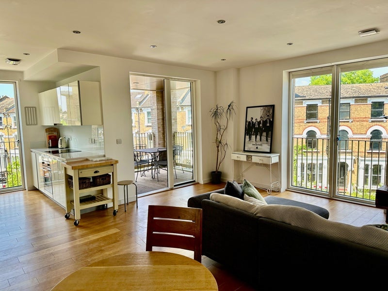 Flat Brownswood Road in Greater London