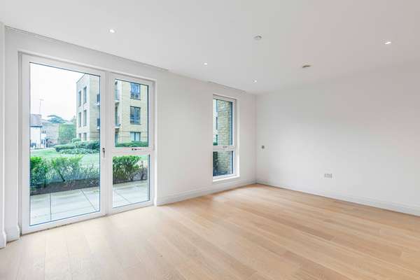 Flat Broom Road in Greater London
