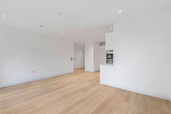 Flat Broom Road in Greater London