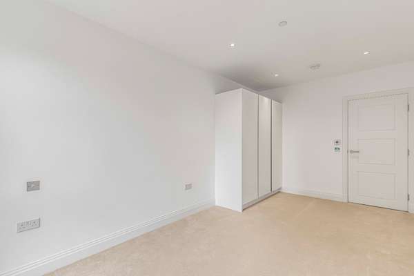Flat Broom Road in Greater London