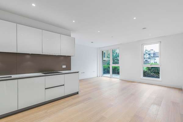 Flat Broom Road in Greater London