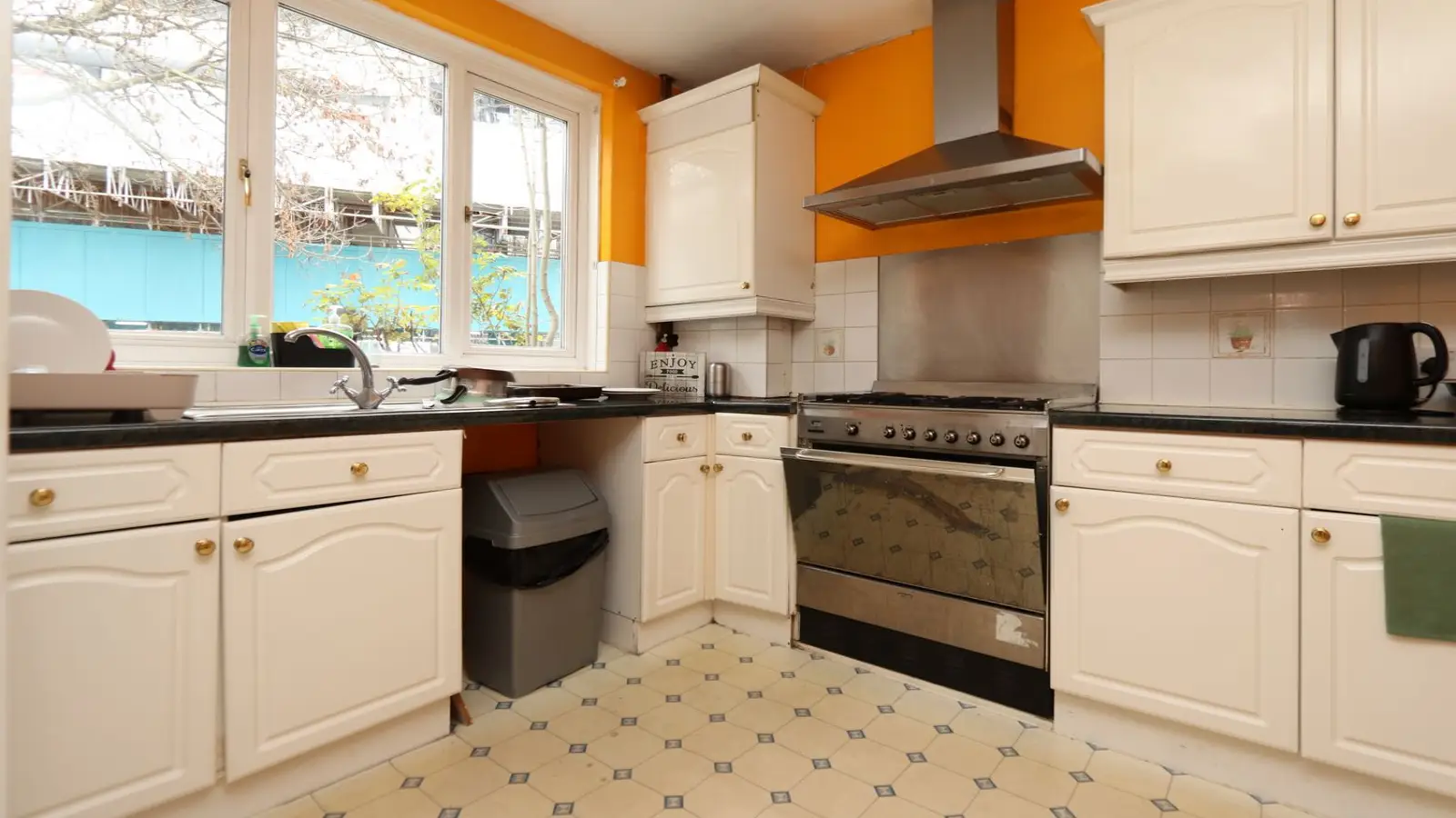Room High Street in Greater London