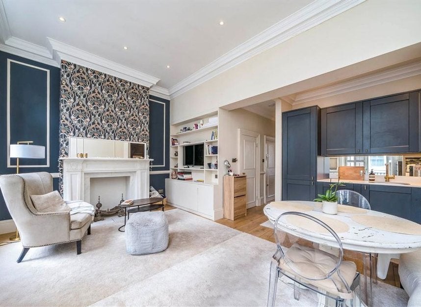 Flat Finborough Road in Greater London