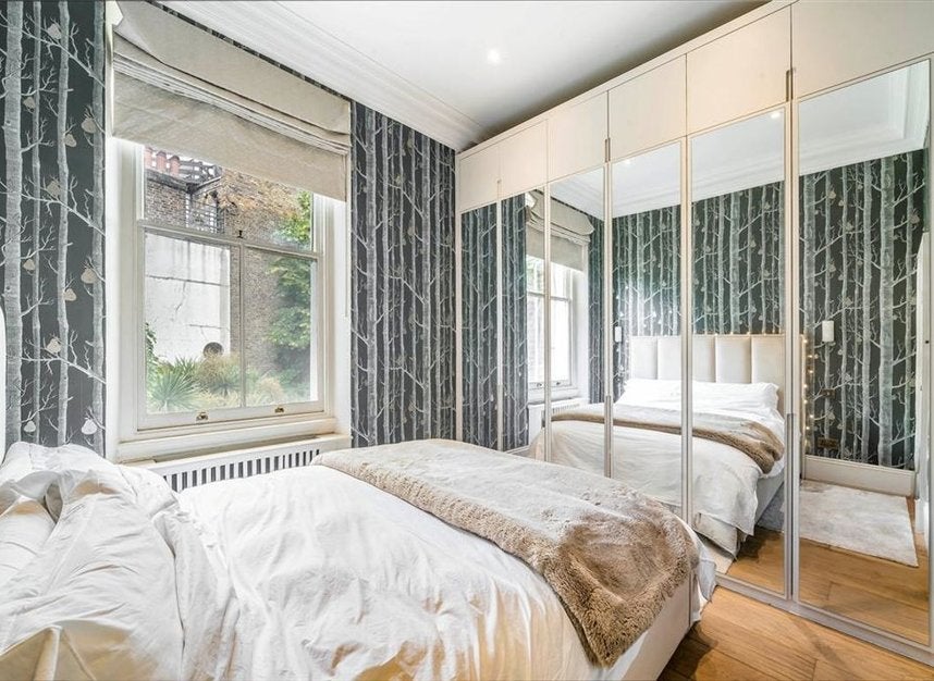 Flat Finborough Road in Greater London