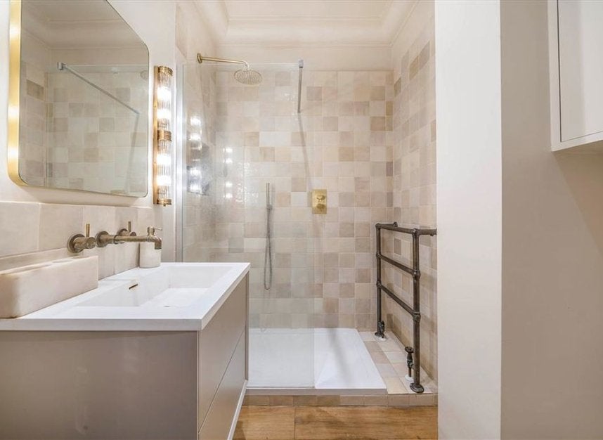 Flat Finborough Road in Greater London