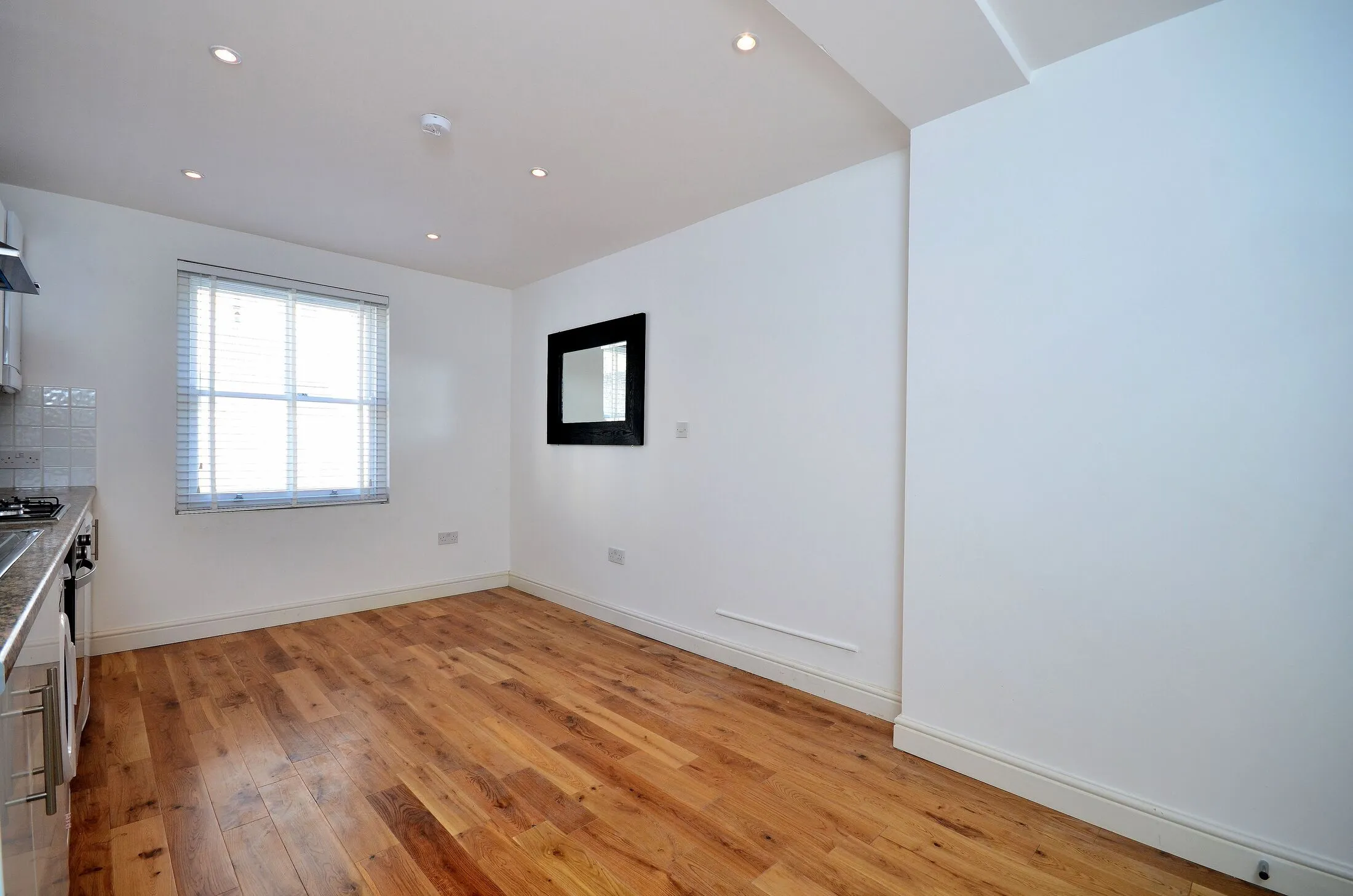Flat Hackney Road in Greater London