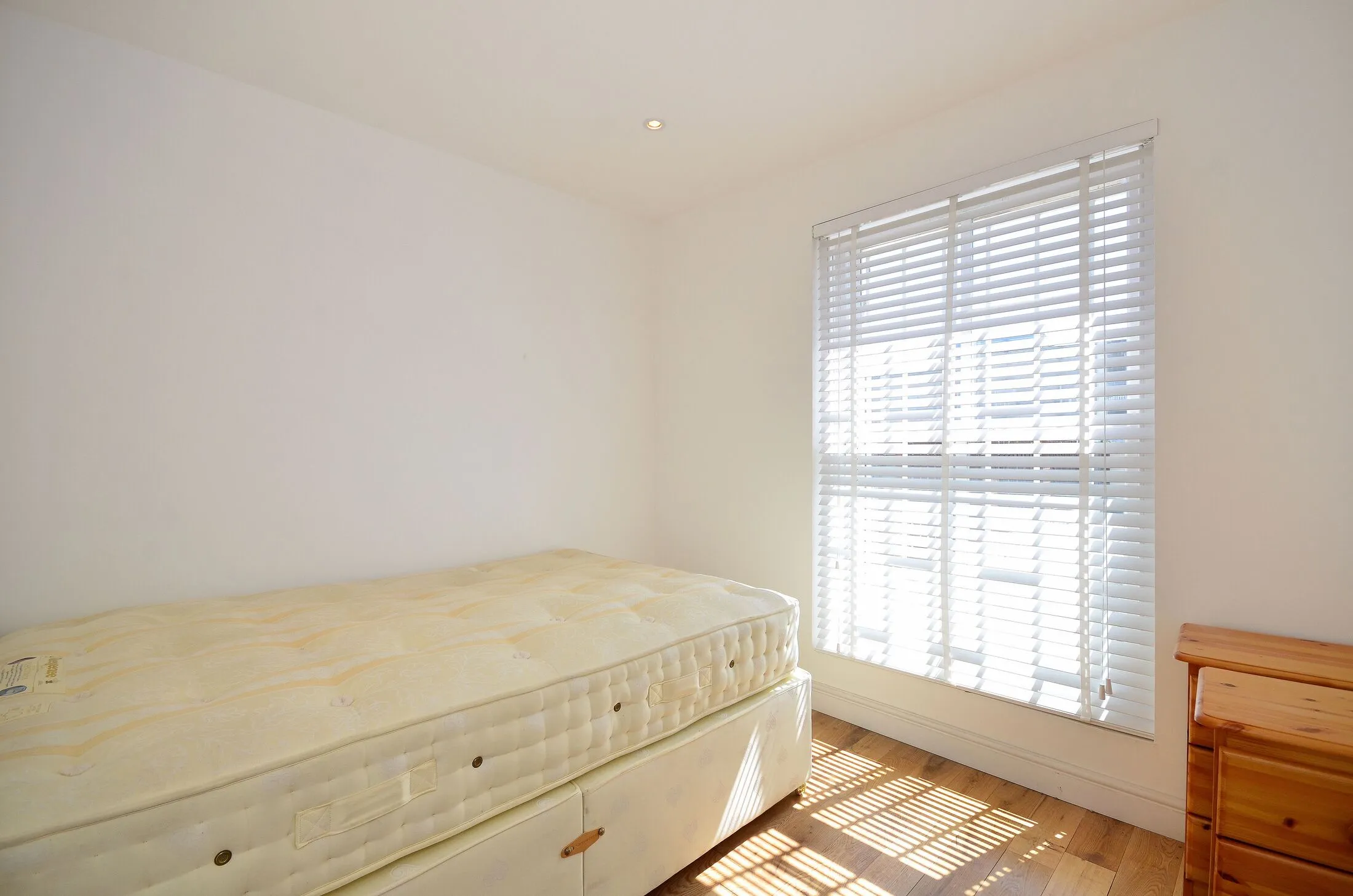 Flat Hackney Road in Greater London