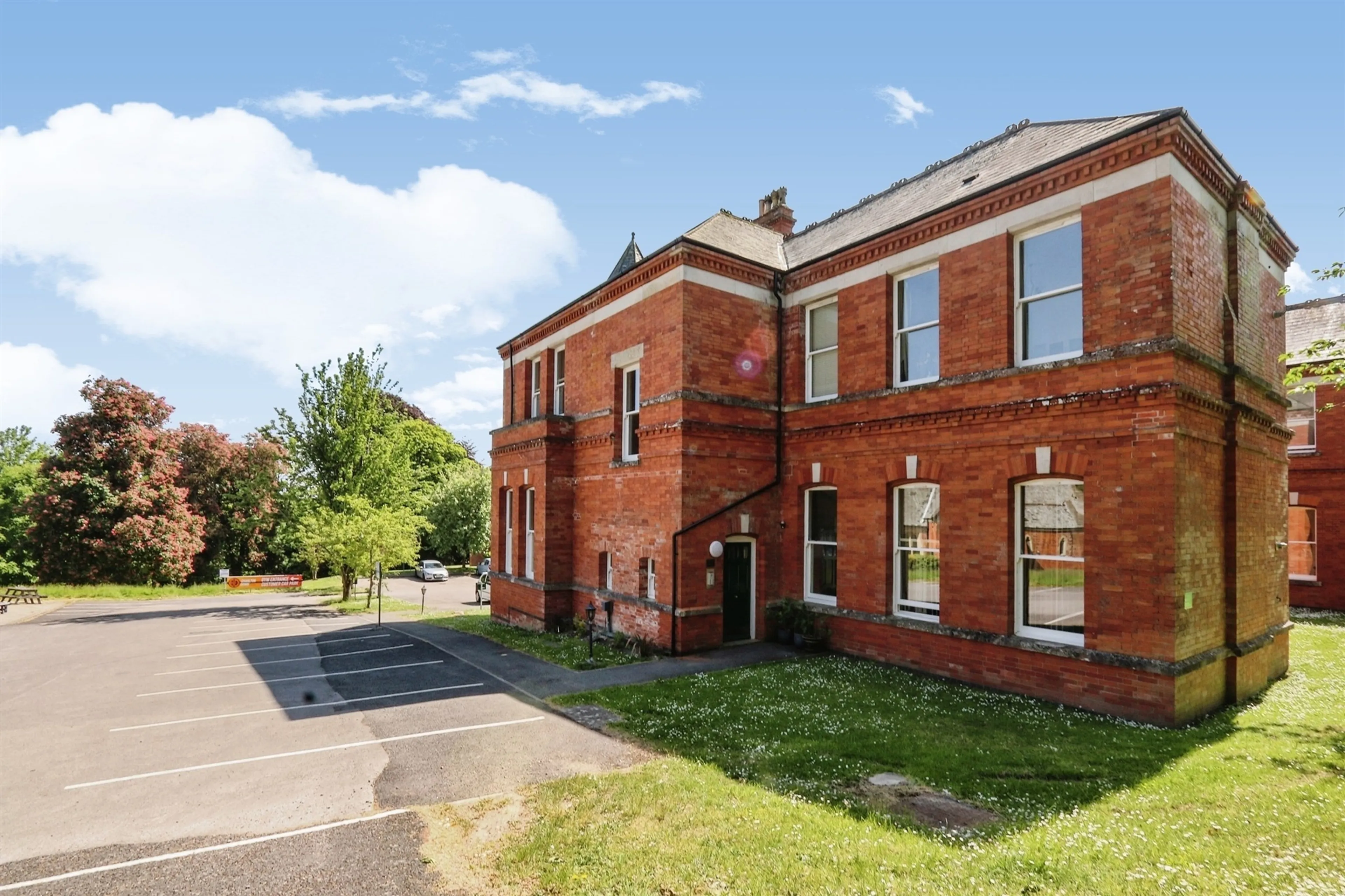 Flat Sherren Avenue in Charlton Down