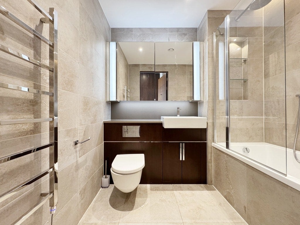 Flat Ponton Road in Greater London