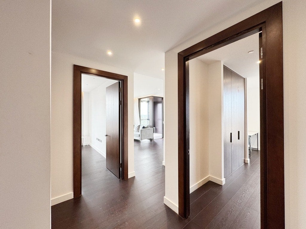 Flat Ponton Road in Greater London