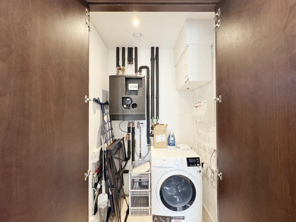 Flat Ponton Road in Greater London