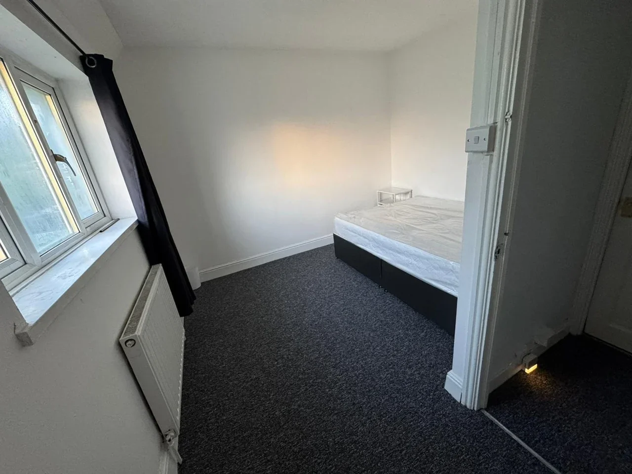 Room Charlton Crescent in Greater London