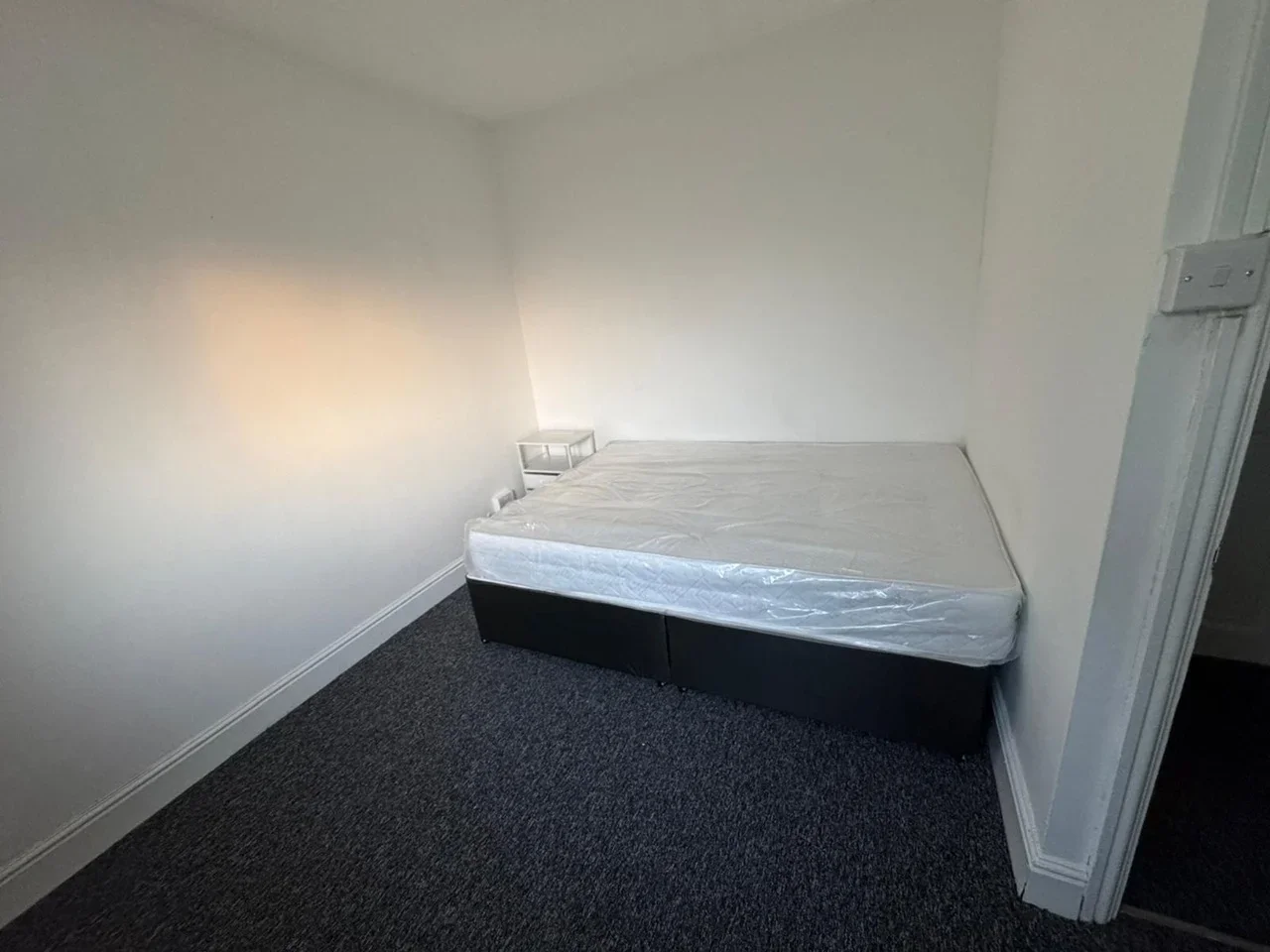 Room Charlton Crescent in Greater London