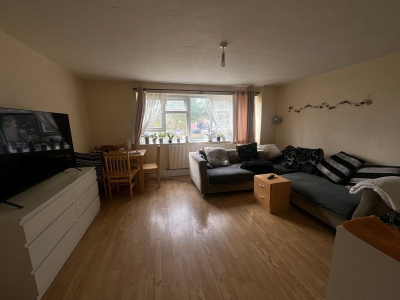 Flat Winkfield Road in Greater London