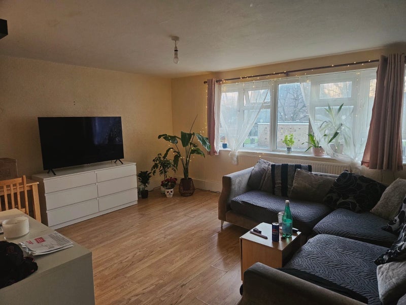 Flat Winkfield Road in Greater London