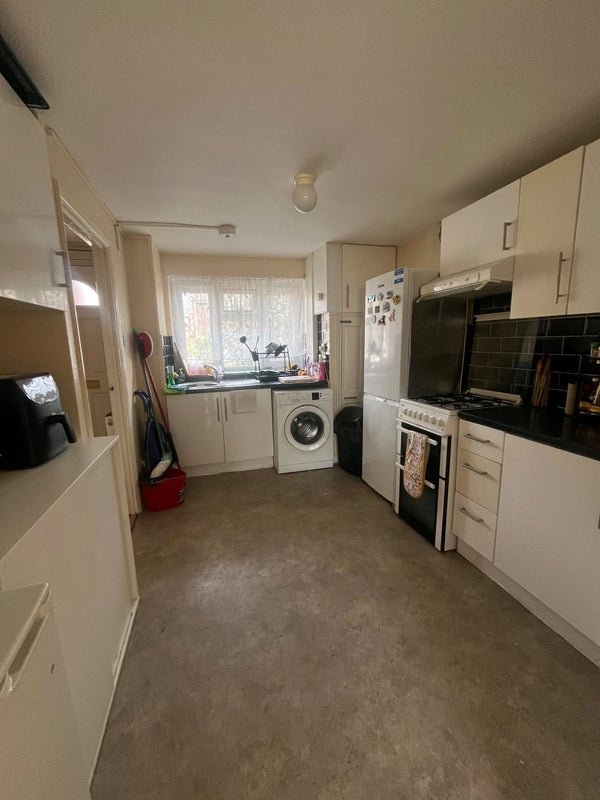 Flat Winkfield Road in Greater London